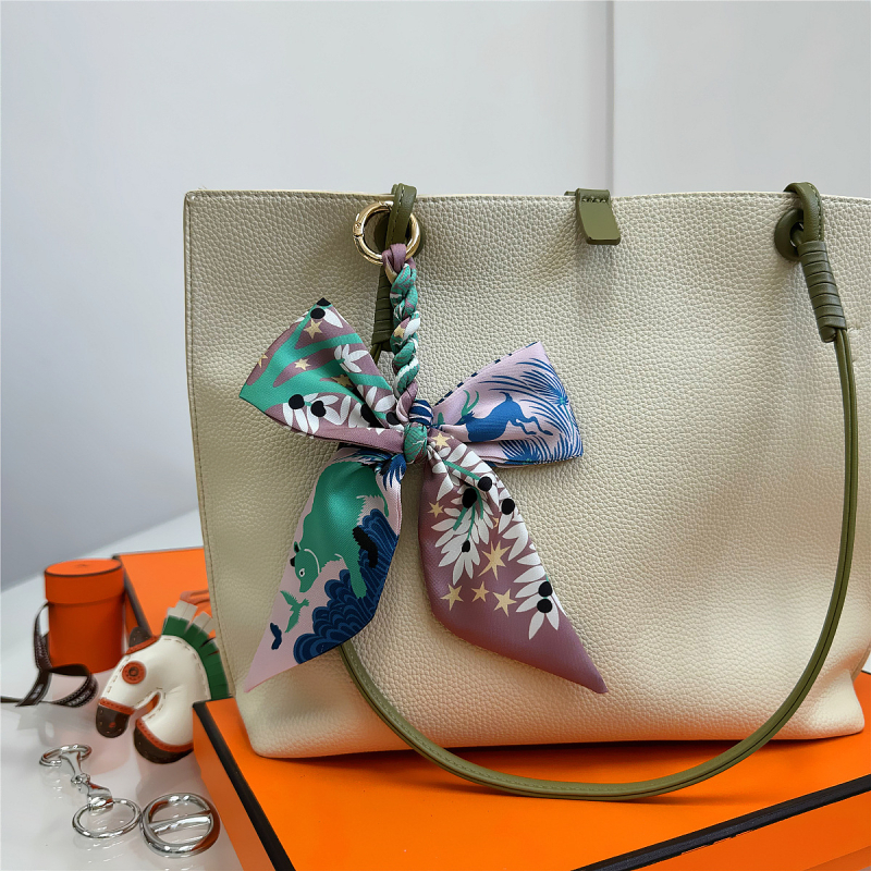 Южна Корея Dongdaemun Internet Celebrant Нова чанта с панделка, катарама Hangzhou Висококачествена коприна Twill Модна висулка с щампа през граница