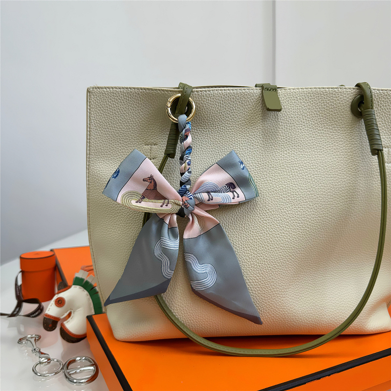 Южна Корея Dongdaemun Internet Celebrant Нова чанта с панделка, катарама Hangzhou Висококачествена коприна Twill Модна висулка с щампа през граница