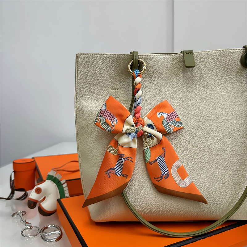 Южна Корея Dongdaemun Internet Celebrant Нова чанта с панделка, катарама Hangzhou Висококачествена коприна Twill Модна висулка с щампа през граница