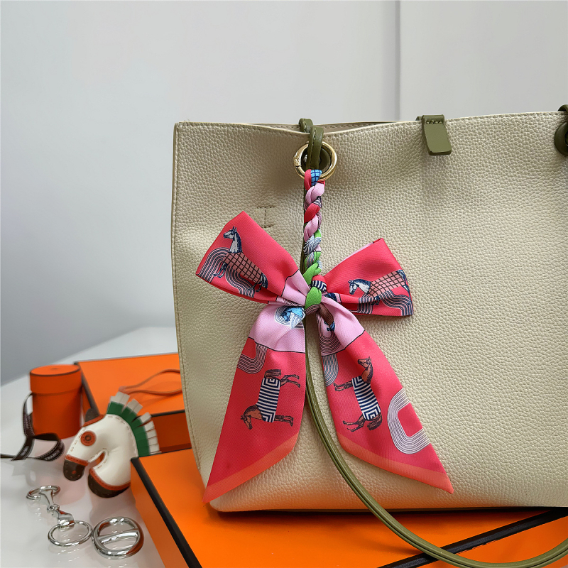 Южна Корея Dongdaemun Internet Celebrant Нова чанта с панделка, катарама Hangzhou Висококачествена коприна Twill Модна висулка с щампа през граница