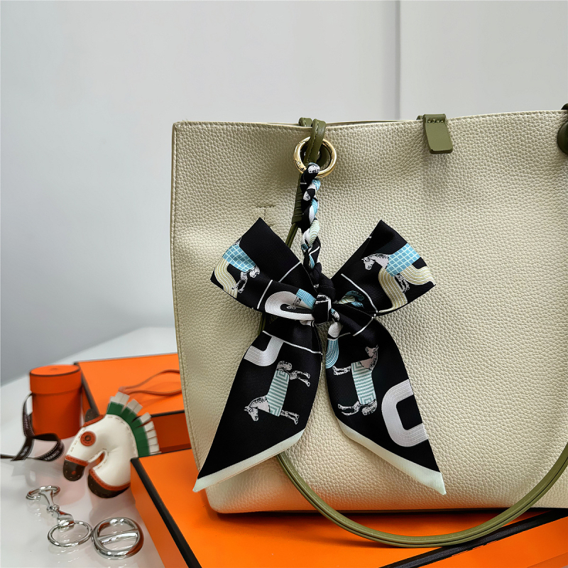 Южна Корея Dongdaemun Internet Celebrant Нова чанта с панделка, катарама Hangzhou Висококачествена коприна Twill Модна висулка с щампа през граница