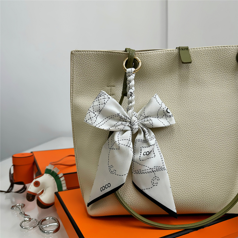 Южна Корея Dongdaemun Internet Celebrant Нова чанта с панделка, катарама Hangzhou Висококачествена коприна Twill Модна висулка с щампа през граница