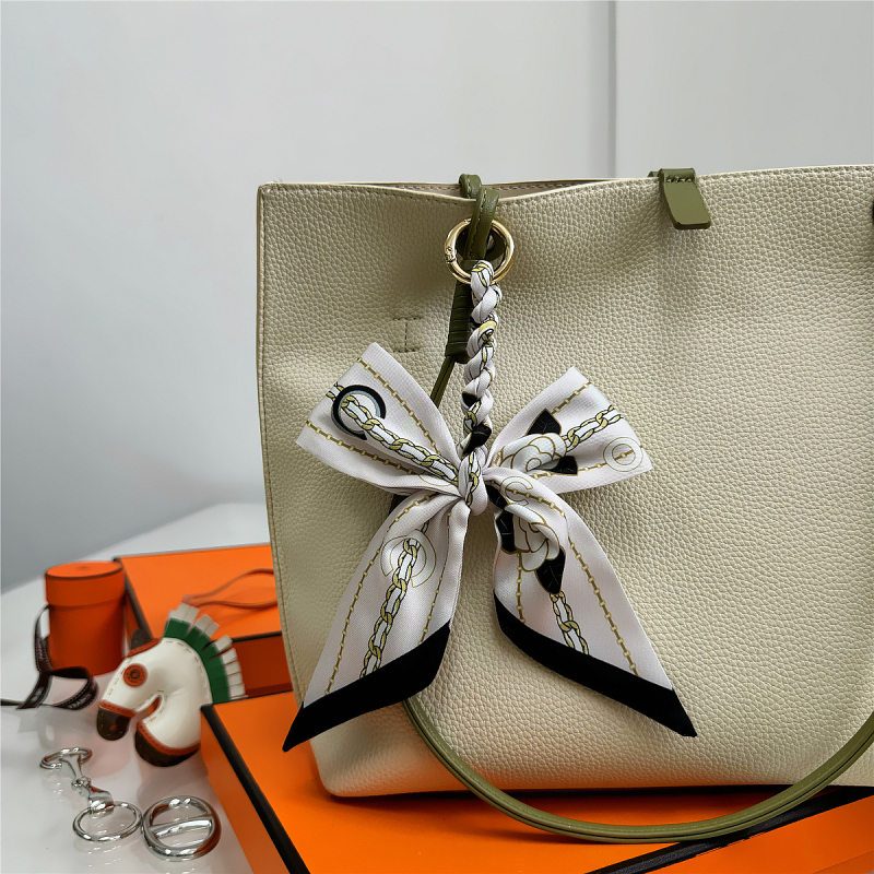 Южна Корея Dongdaemun Internet Celebrant Нова чанта с панделка, катарама Hangzhou Висококачествена коприна Twill Модна висулка с щампа през граница