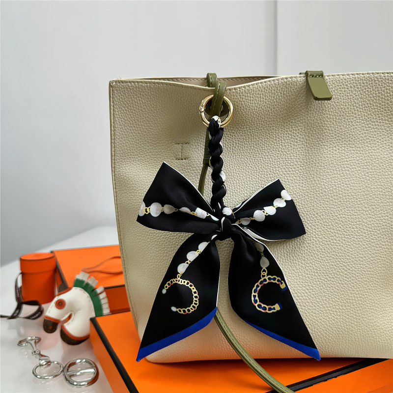 Южна Корея Dongdaemun Internet Celebrant Нова чанта с панделка, катарама Hangzhou Висококачествена коприна Twill Модна висулка с щампа през граница