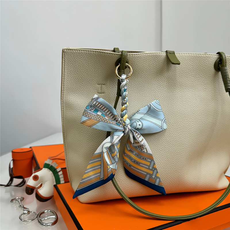 Южна Корея Dongdaemun Internet Celebrant Нова чанта с панделка, катарама Hangzhou Висококачествена коприна Twill Модна висулка с щампа през граница