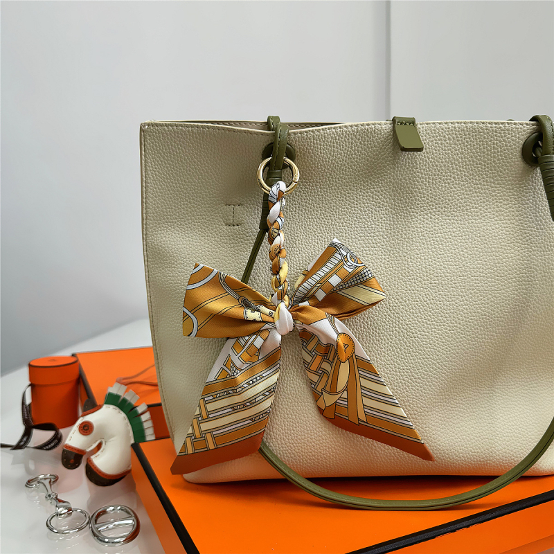 Южна Корея Dongdaemun Internet Celebrant Нова чанта с панделка, катарама Hangzhou Висококачествена коприна Twill Модна висулка с щампа през граница