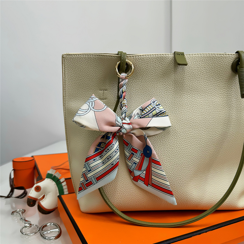 Южна Корея Dongdaemun Internet Celebrant Нова чанта с панделка, катарама Hangzhou Висококачествена коприна Twill Модна висулка с щампа през граница