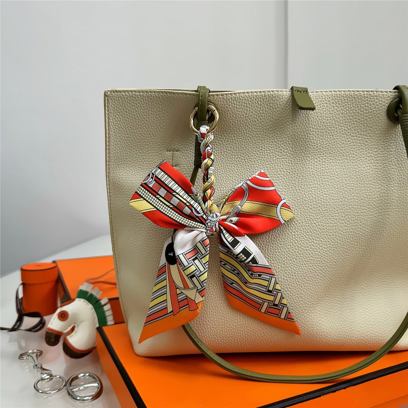 Южна Корея Dongdaemun Internet Celebrant Нова чанта с панделка, катарама Hangzhou Висококачествена коприна Twill Модна висулка с щампа през граница