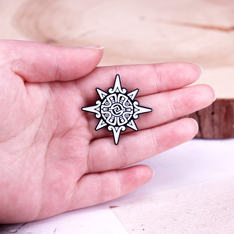 Actekų saulės simbolio emalio segtukas