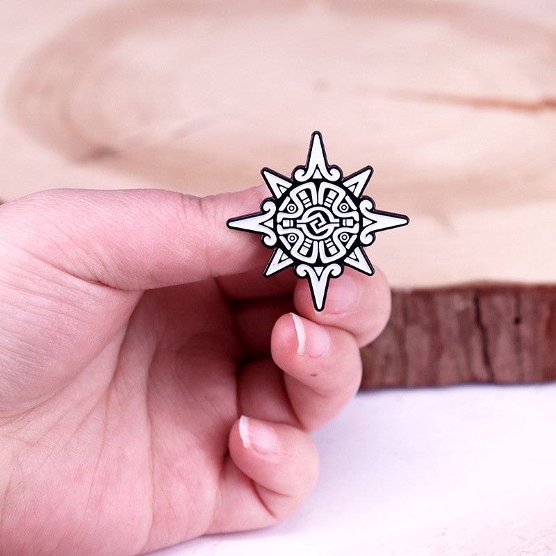 Actekų saulės simbolio emalio segtukas