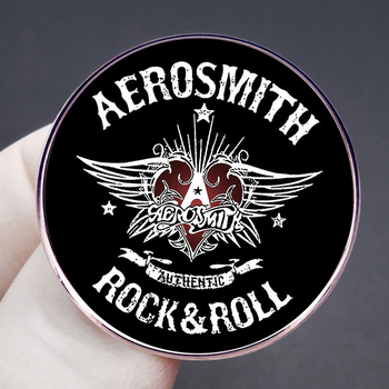 „Aerosmith Smith“ erdvėlaivio sagė, „Ironsmith“ roko grupės ženklelis, lydinio metalo ženklelis
