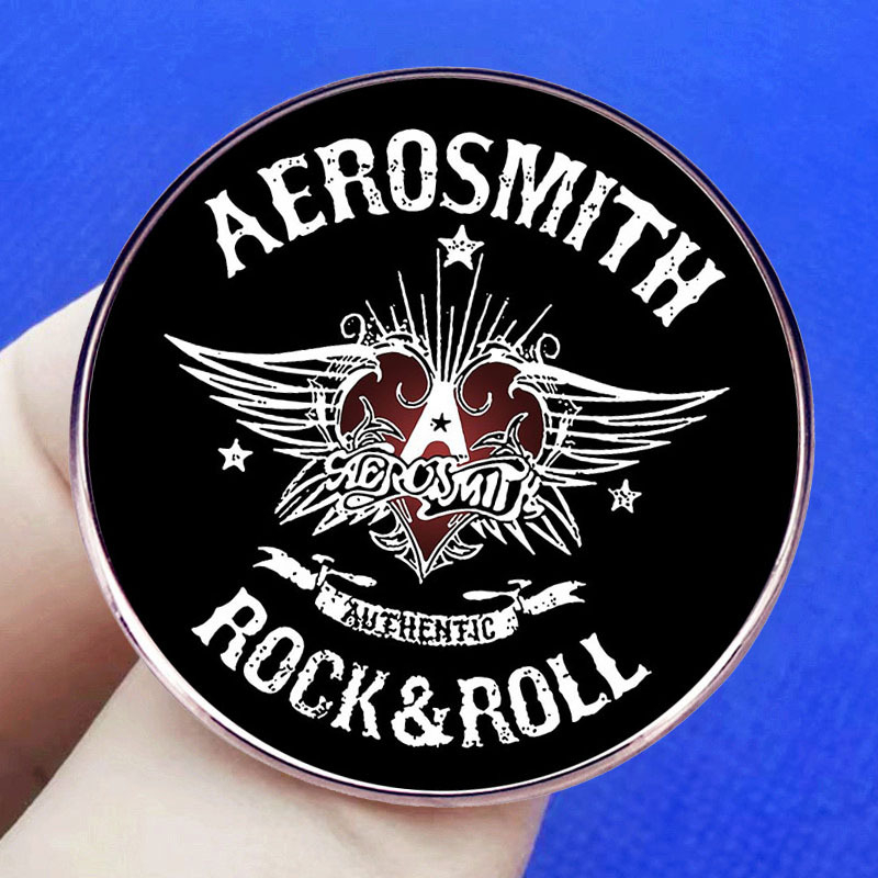„Aerosmith Smith“ erdvėlaivio sagė, „Ironsmith“ roko grupės ženklelis, lydinio metalo ženklelis