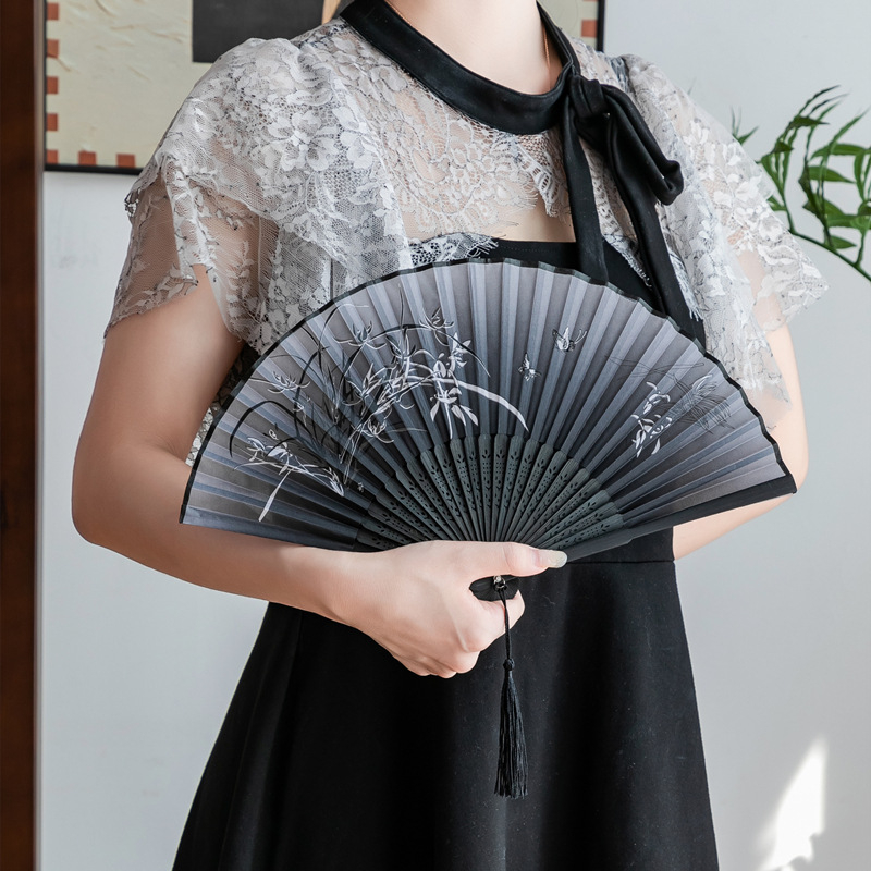 Sklopivi ventilator Hanfu ženske kostime drevnog stila ljetni retro bambusov ventilator kineski stil nacionalni modni sklopivi prijenosni ventilator