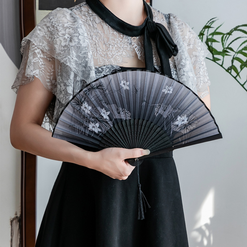 Sklopivi ventilator Hanfu ženske kostime drevnog stila ljetni retro bambusov ventilator kineski stil nacionalni modni sklopivi prijenosni ventilator