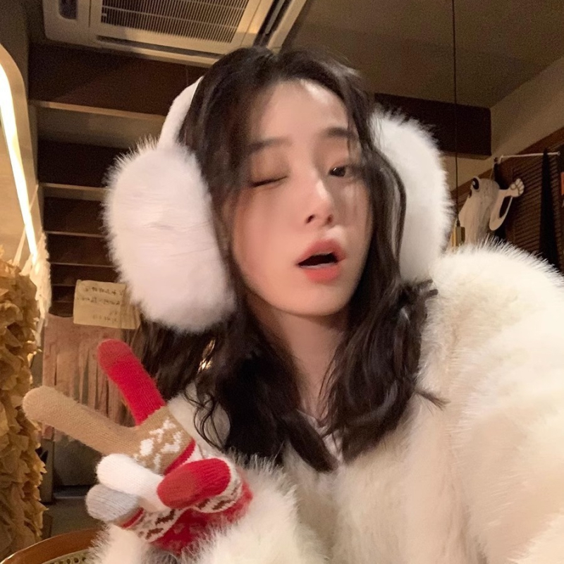 Λευκές γυναικείες ωτοασπίδες χειμωνιάτικες χαριτωμένες βελούδινες 2024 νέες ωτοασπίδες ζεστές χοντρές τρέμολο διανομή μικρού κόκκινου βιβλίου