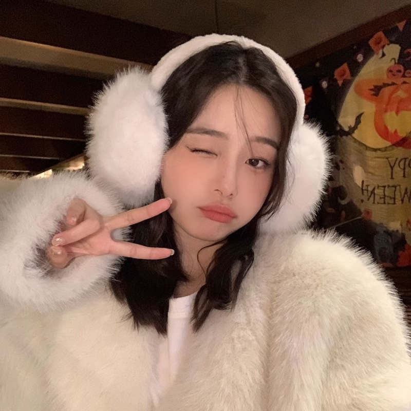 Λευκές γυναικείες ωτοασπίδες χειμωνιάτικες χαριτωμένες βελούδινες 2024 νέες ωτοασπίδες ζεστές χοντρές τρέμολο διανομή μικρού κόκκινου βιβλίου