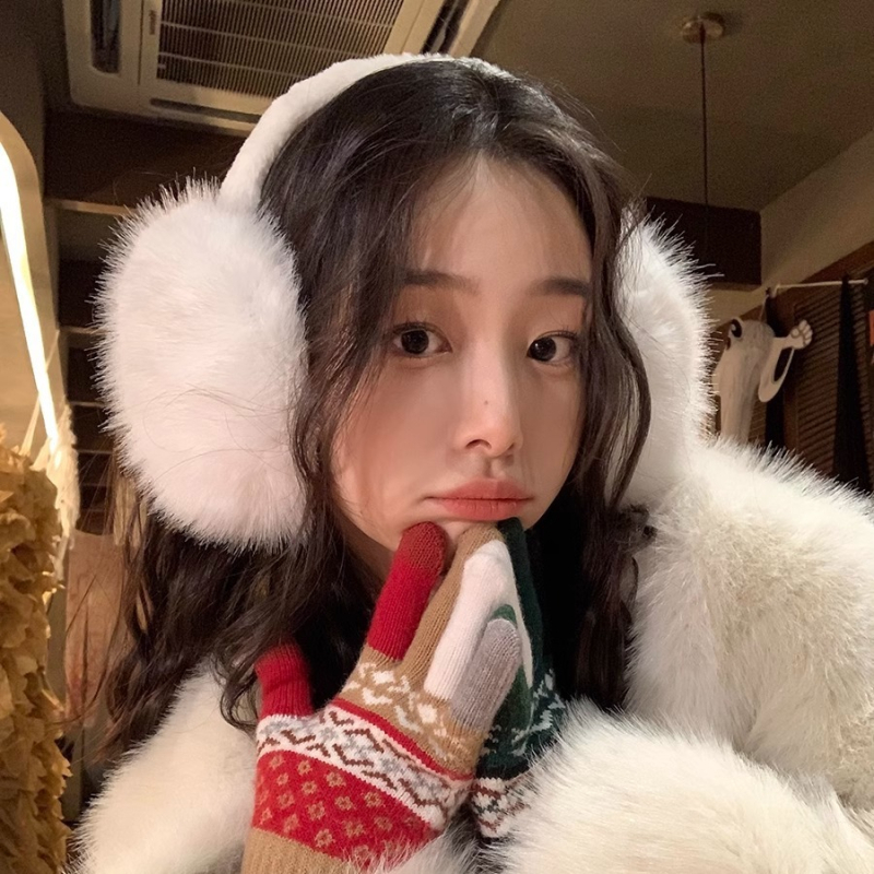 Λευκές γυναικείες ωτοασπίδες χειμωνιάτικες χαριτωμένες βελούδινες 2024 νέες ωτοασπίδες ζεστές χοντρές τρέμολο διανομή μικρού κόκκινου βιβλίου