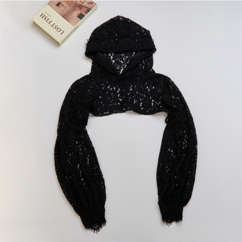 Nauja viduje ir išorėje su nėriniuota skrybėle ir netikra apykakle