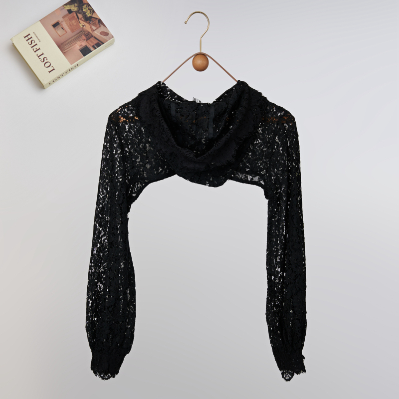 Nauja viduje ir išorėje su nėriniuota skrybėle ir netikra apykakle