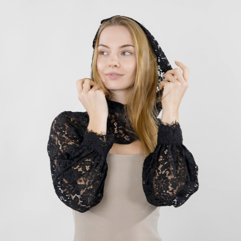 Nauja viduje ir išorėje su nėriniuota skrybėle ir netikra apykakle