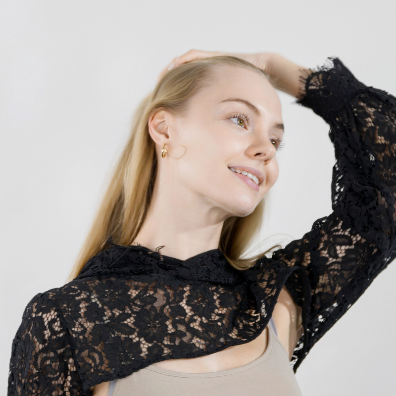 Nauja viduje ir išorėje su nėriniuota skrybėle ir netikra apykakle