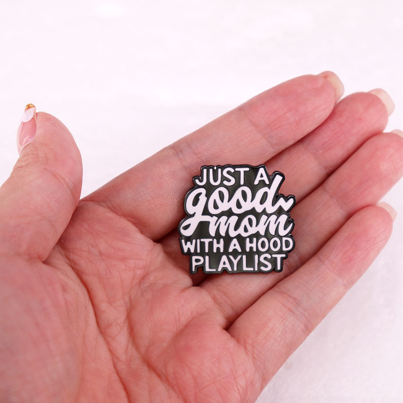 Broșă insignă playlist Good Mom with Hood, cadou de Ziua Mamei