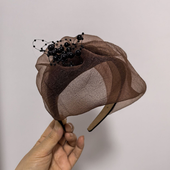 Madingas pusapvalės formos, kvėpuojantis plaukų aksesuaras žilams plaukams pridengti, prancūziško stiliaus galvos juosta, stilingas ir universalus vakarinis plaukų segtukas moterims