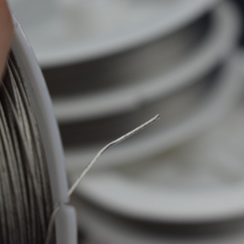 Mitteelastne plastikkattega pehme terastraat, pärlitega meisterdamise nõel, õhuke terastraadist kaelakee, terastraadist käevõru, isetegemise tarvikud, materjal