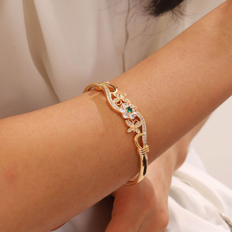 Náramky s presahom hraníc, dizajn dutého motýľa, módne diamantové šperky, európske a americké retro náramky, veľkoobchod s luxusnými všestrannými ručne vyrobenými šperkami