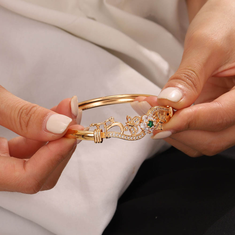 Náramky s presahom hraníc, dizajn dutého motýľa, módne diamantové šperky, európske a americké retro náramky, veľkoobchod s luxusnými všestrannými ručne vyrobenými šperkami