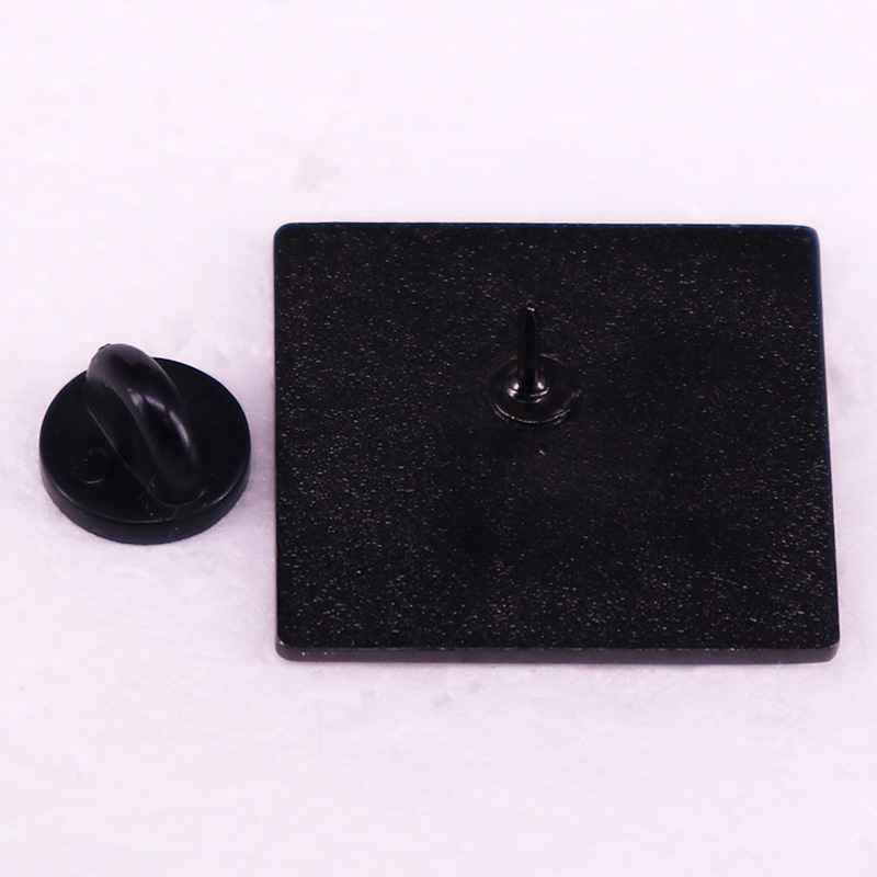 Humoristinė europietiška ir amerikietiška populiari sagės ženkliukas – gero draugo dovana