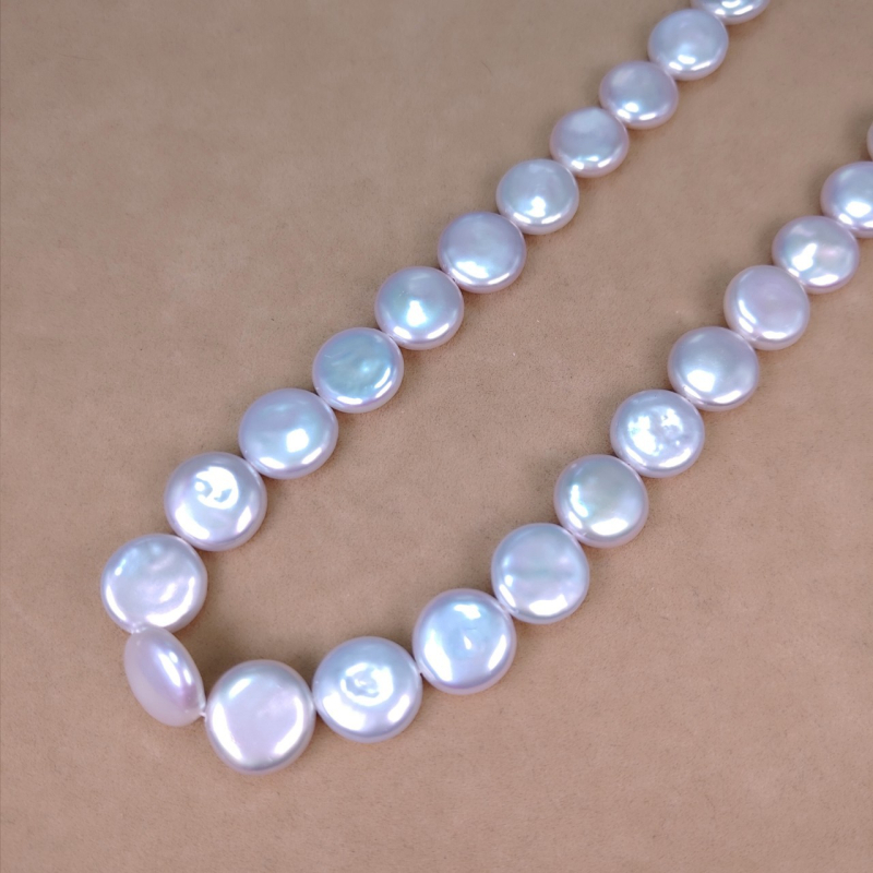 Stiprios šviesos sagos, baroko spalvos perlai, slidūs odos natūralūs gėlavandeniai perlai, „pasidaryk pats“ papuošalų aksesuarai, medžiaga – balti perlai