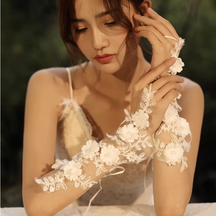 2025 m. naujos nuotakos vestuvinės pirštinės su baltomis gėlėmis ir perlais, fotostudijos iškirptos pirštinės be apsaugos nuo saulės, kelioninės fotografijos pirštinės