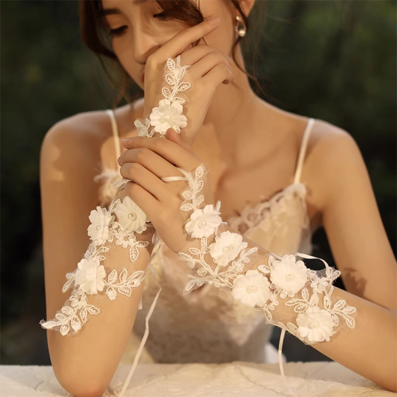 2025 m. naujos nuotakos vestuvinės pirštinės su baltomis gėlėmis ir perlais, fotostudijos iškirptos pirštinės be apsaugos nuo saulės, kelioninės fotografijos pirštinės