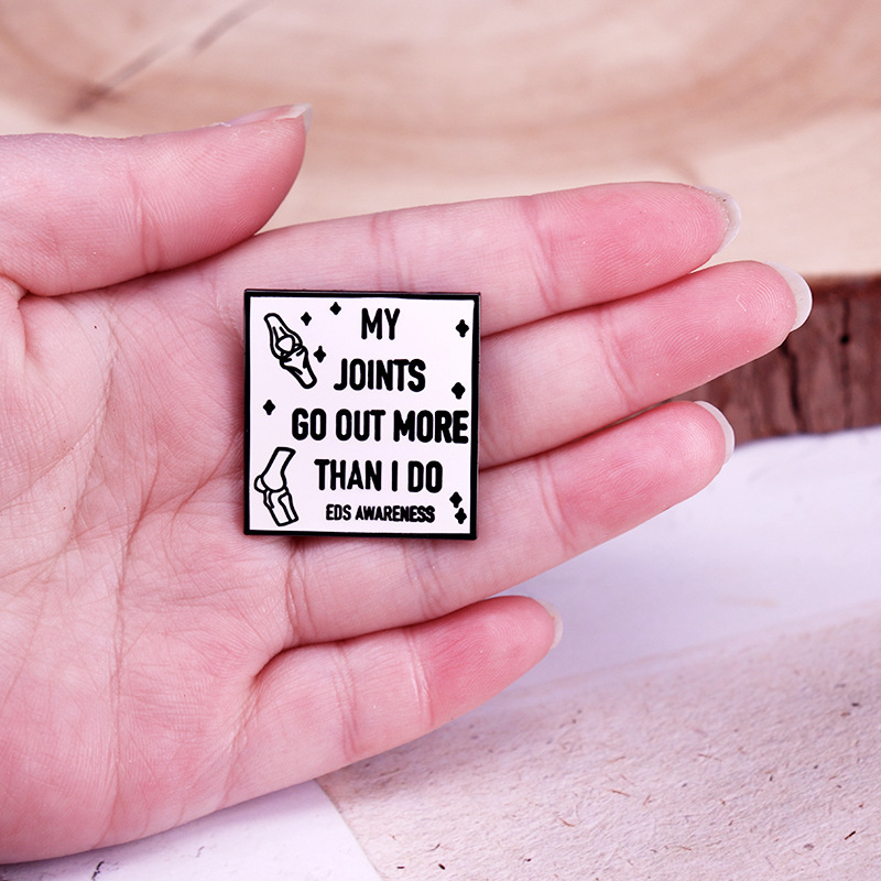 Az ízületeim komolyabban veszik a mindennapi életet Zománctű