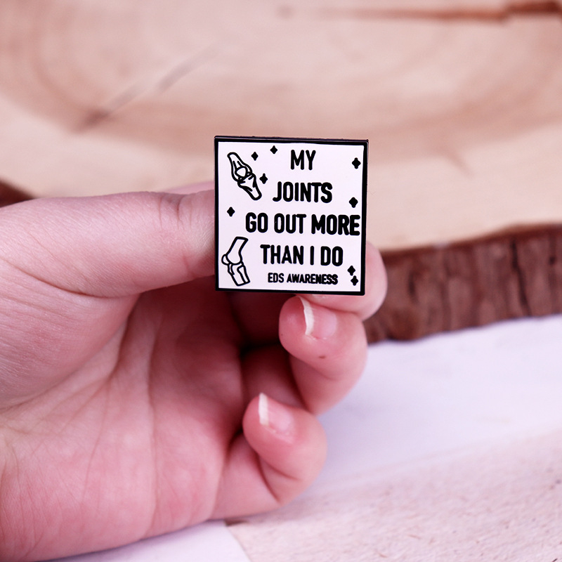 Az ízületeim komolyabban veszik a mindennapi életet Zománctű