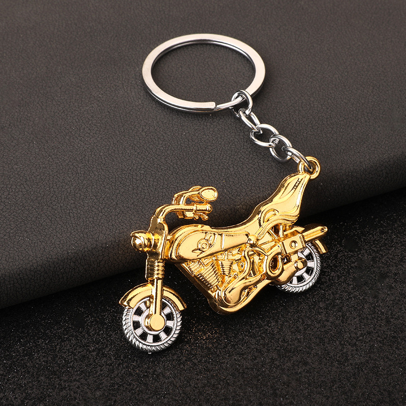 Rajzfilm menő motoros játék kulcstartó kreatív ötvözet motoros autós táska férfi és női kis ajándék medál