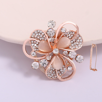 Japán és koreai stílusú egyszerű póló csat sarokcsomó csat luxus bross női mindenhez illő szegély kreatív dekoratív selyem törölköző csat kettős felhasználású