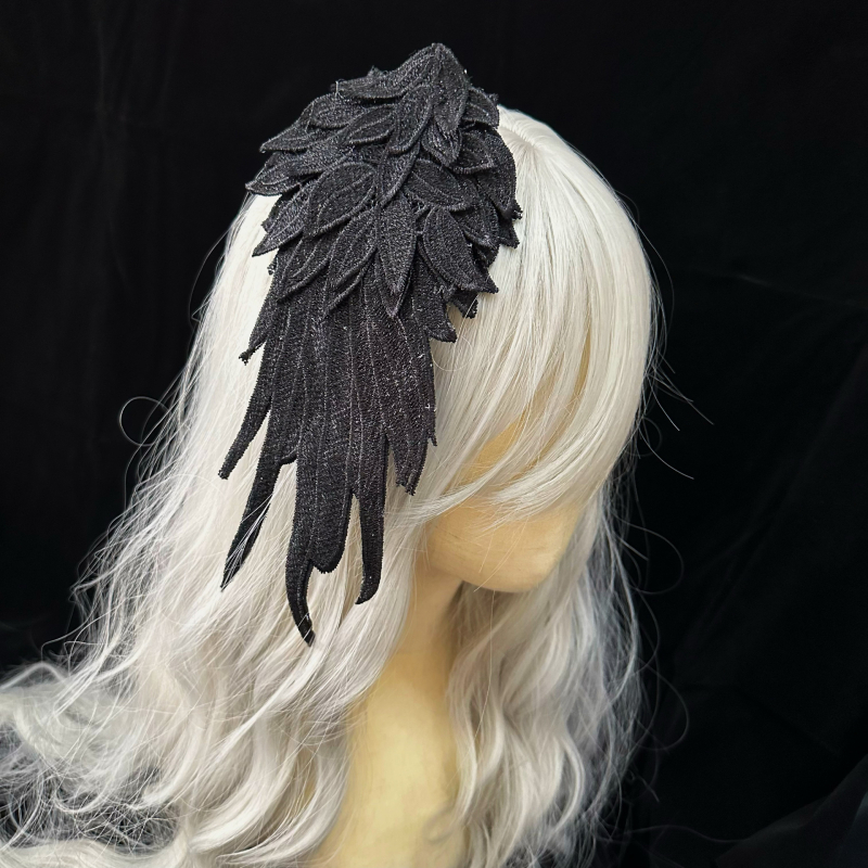 Angelo sparnai, Lolita plunksna, juodai balta, dviejų spalvų, siuvinėta šoninė segtukas, ančiuko segtukas, kintamos formos, derantis angelas