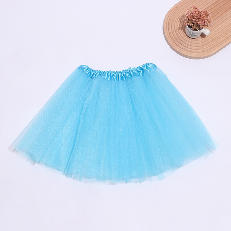 Didmeninė prekyba gamykliniais šokių drabužiais suaugusiems, trijų sluoksnių, šešių dalių, pettiskirt. Sandėlyje.