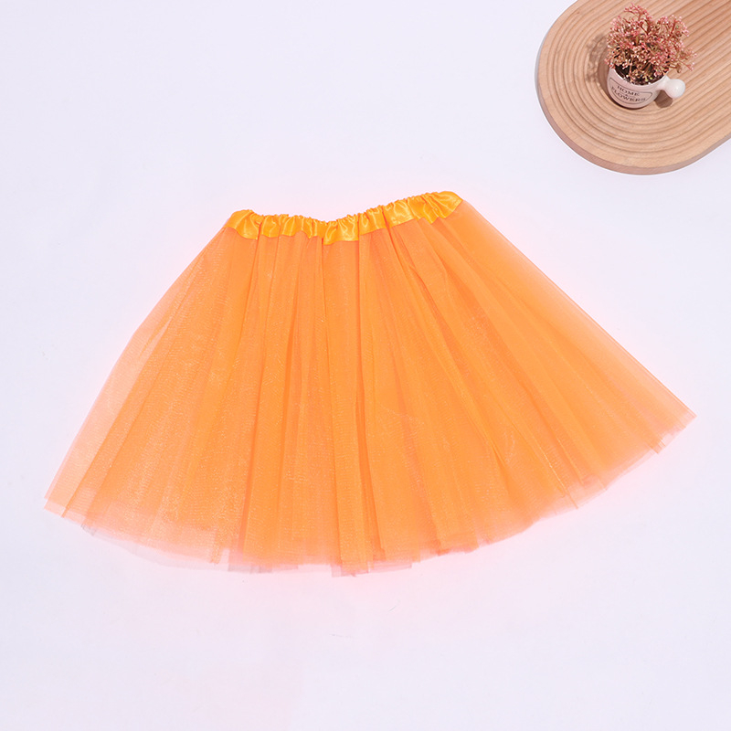 Didmeninė prekyba gamykliniais šokių drabužiais suaugusiems, trijų sluoksnių, šešių dalių, pettiskirt. Sandėlyje.