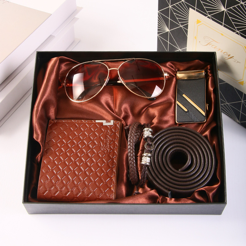 Vyrams skirtas verslo dovanų rinkinys „Crossborder“, diržas, piniginė, akiniai nuo saulės, apyrankė, praktiška Valentino dienos dovana Padėkos proga