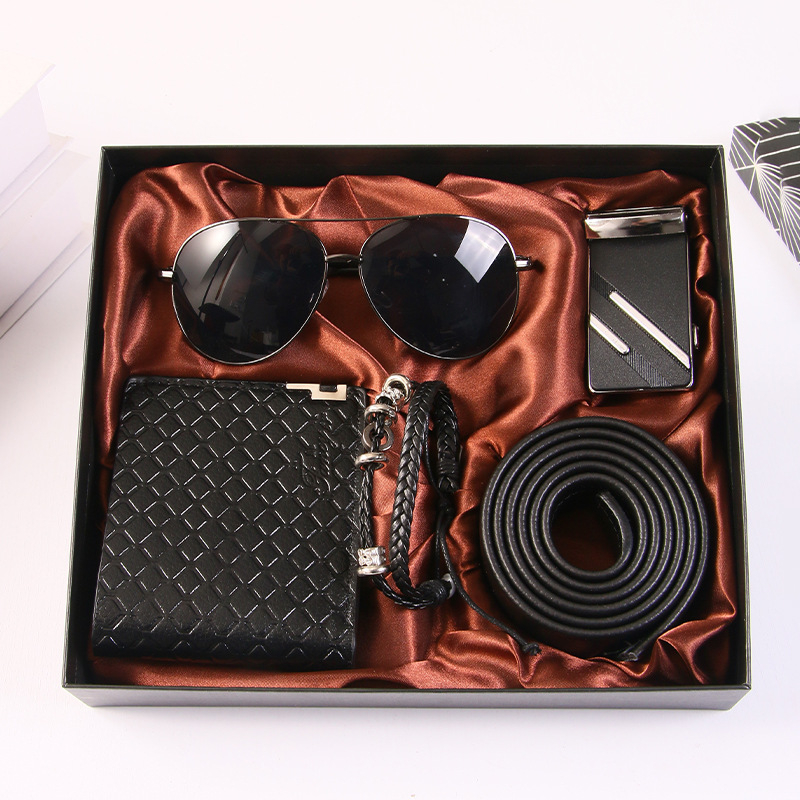 Vyrams skirtas verslo dovanų rinkinys „Crossborder“, diržas, piniginė, akiniai nuo saulės, apyrankė, praktiška Valentino dienos dovana Padėkos proga