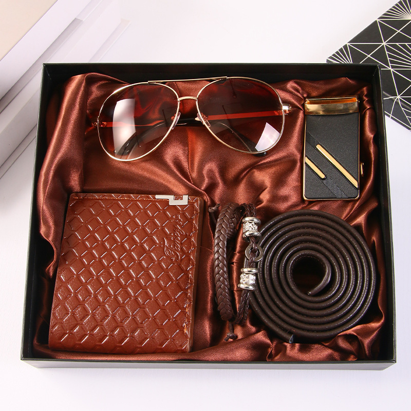 Vyrams skirtas verslo dovanų rinkinys „Crossborder“, diržas, piniginė, akiniai nuo saulės, apyrankė, praktiška Valentino dienos dovana Padėkos proga