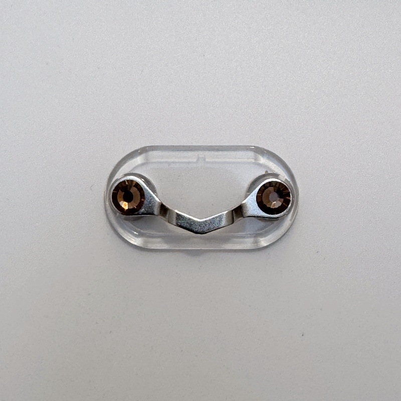 Határokon átnyúló mágneses szemüvegtartó, mágneses tapadókorong, V-alakú bross, rendszámtábla tartó, kreatív mágneses ruhatartó fülhallgató csipesz