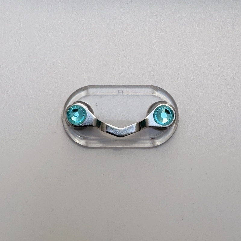 Határokon átnyúló mágneses szemüvegtartó, mágneses tapadókorong, V-alakú bross, rendszámtábla tartó, kreatív mágneses ruhatartó fülhallgató csipesz