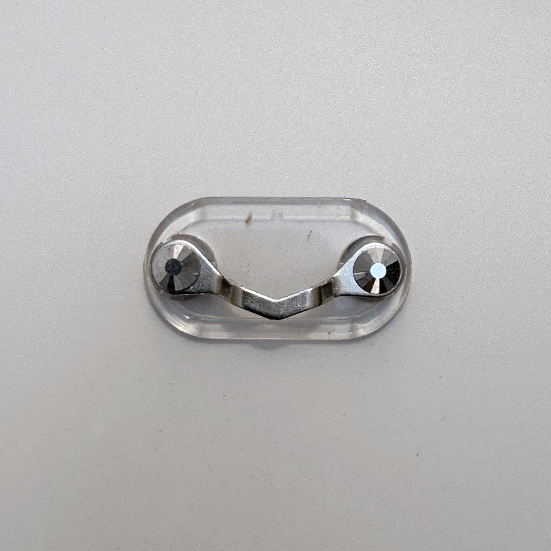 Határokon átnyúló mágneses szemüvegtartó, mágneses tapadókorong, V-alakú bross, rendszámtábla tartó, kreatív mágneses ruhatartó fülhallgató csipesz