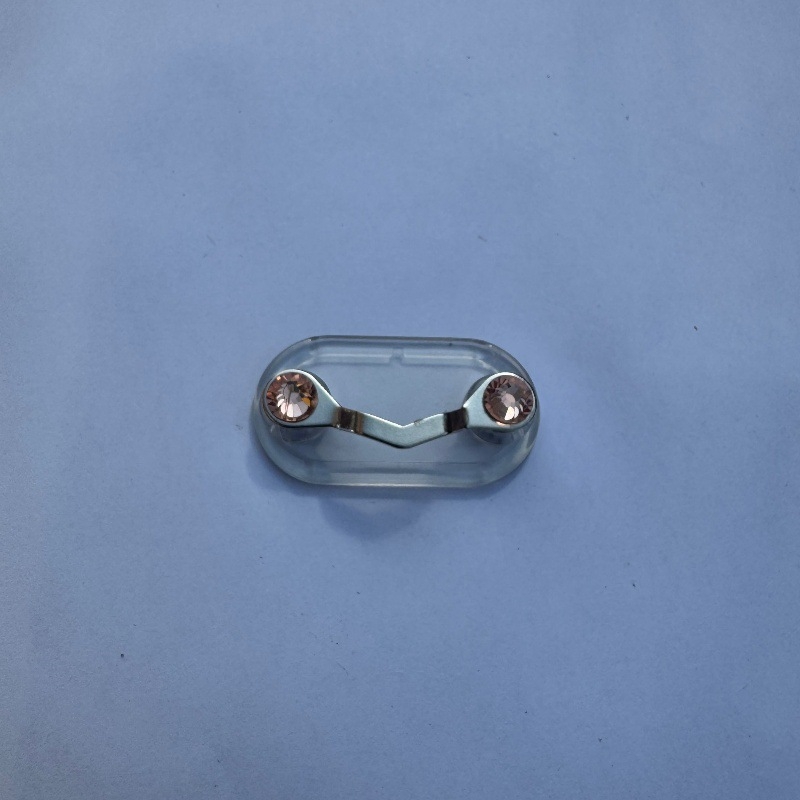 Határokon átnyúló mágneses szemüvegtartó, mágneses tapadókorong, V-alakú bross, rendszámtábla tartó, kreatív mágneses ruhatartó fülhallgató csipesz