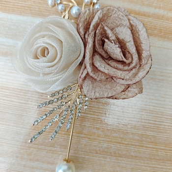 Šampano spalvos pabrolys, pamergė, vestuvių sagė, nuotaka, jaunikis, vestuvių korsažas, nuotakos seserys, riešo gėlė