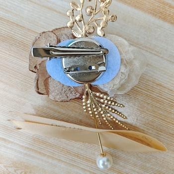 Šampano spalvos pabrolys, pamergė, vestuvių sagė, nuotaka, jaunikis, vestuvių korsažas, nuotakos seserys, riešo gėlė